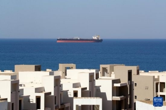 這是10月8日在埃及蘇伊士灣拍攝的行駛中的船只。新華社記者 隋先凱 攝