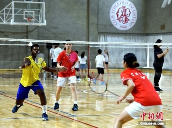 當(dāng)?shù)貢r間10月12日，巴西圣保羅，中國高校羽毛球代表團(tuán)和巴西羽毛球協(xié)會運(yùn)動員切磋球技。 