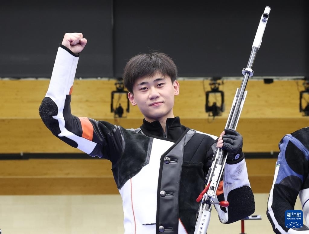 8月1日，在法國沙托魯舉行的巴黎奧運會射擊男子50米步槍三姿決賽中，中國選手劉宇坤奪得冠軍。圖為劉宇坤在奪冠后慶祝。新華社記者 張帆 攝