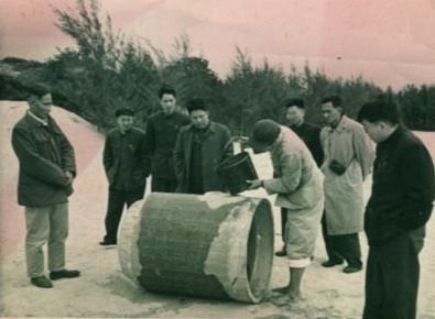 谷文昌（左一）與工程技術人員解決地下水供給（資料照片）。谷文昌帶領群眾修建了22座水庫和705處永久性水利工程，緩解了東山縣水資源極度缺乏的難題。