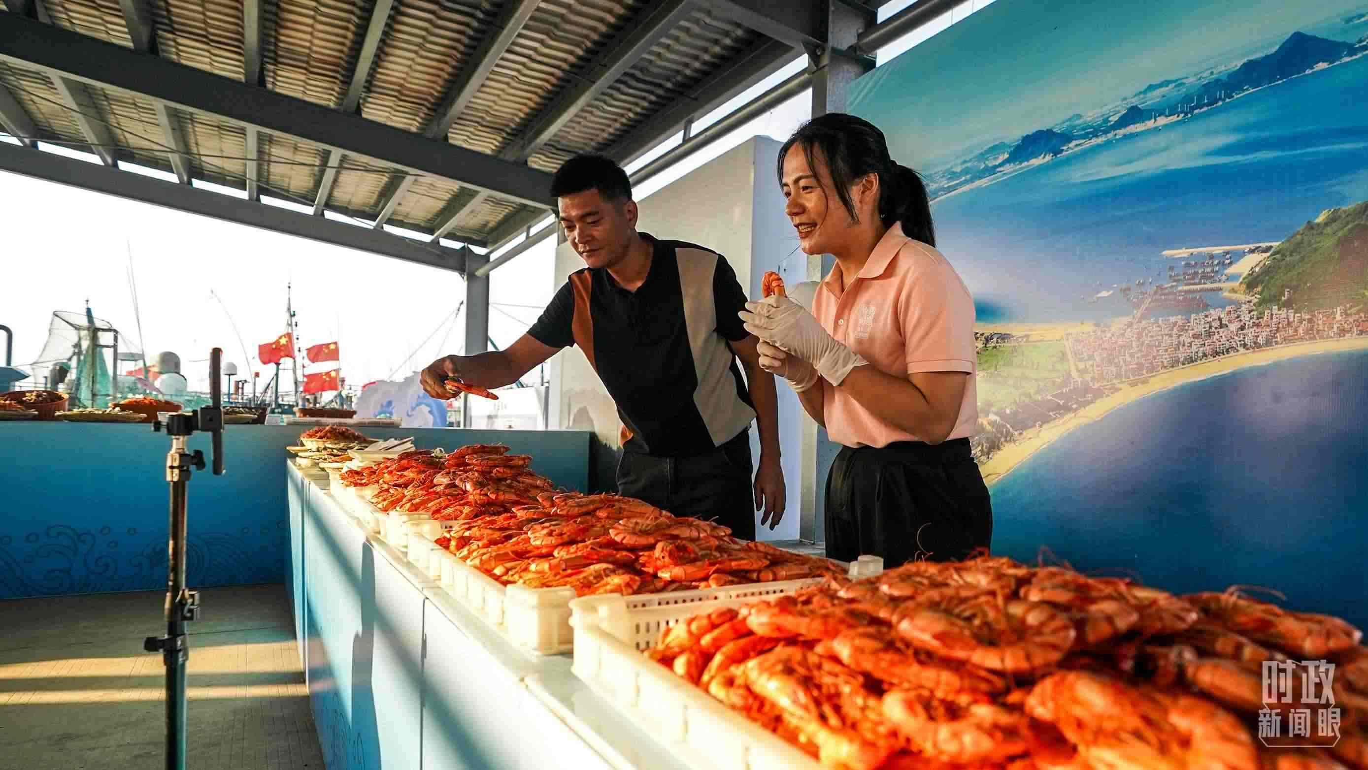 △正在直播賣貨的澳角村村民。（總臺記者李晉拍攝）