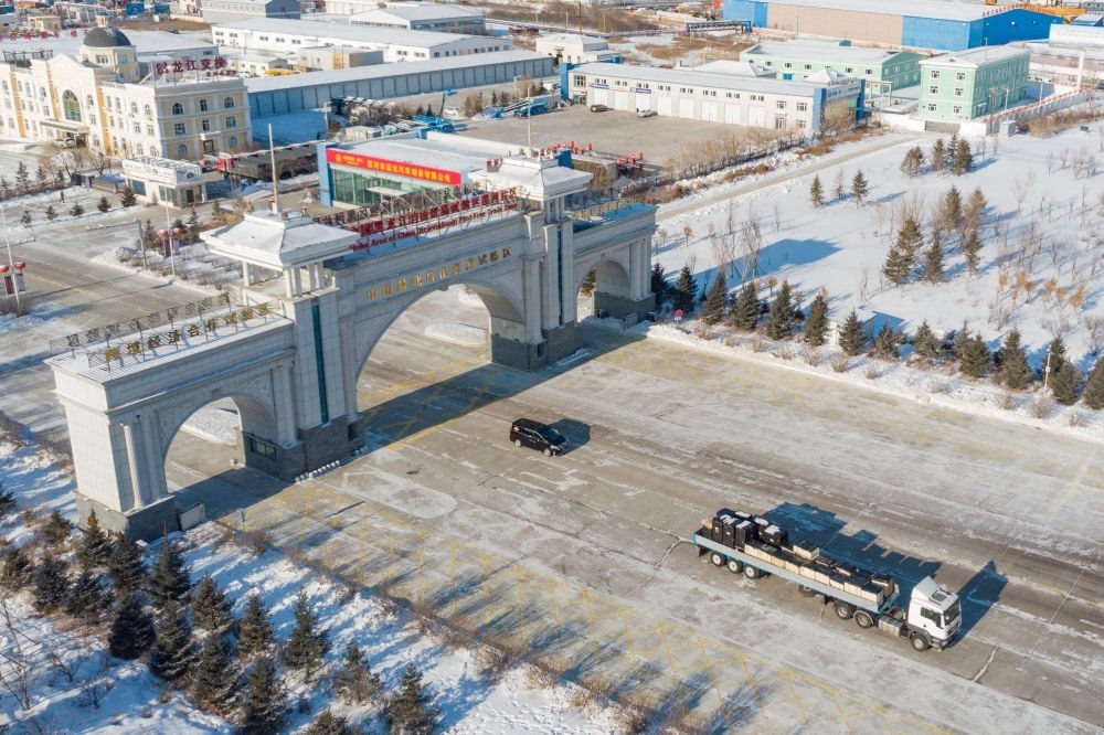 這是中國(guó)（黑龍江）自由貿(mào)易試驗(yàn)區(qū)黑河片區(qū)（2024年1月31日攝，無(wú)人機(jī)照片）。2023年，該自貿(mào)片區(qū)外貿(mào)進(jìn)出口總值達(dá)244.82億元，實(shí)現(xiàn)增幅56.9%，引進(jìn)外資企業(yè)16家，直接利用外資127.3萬(wàn)美元，同比增長(zhǎng)27.3%。