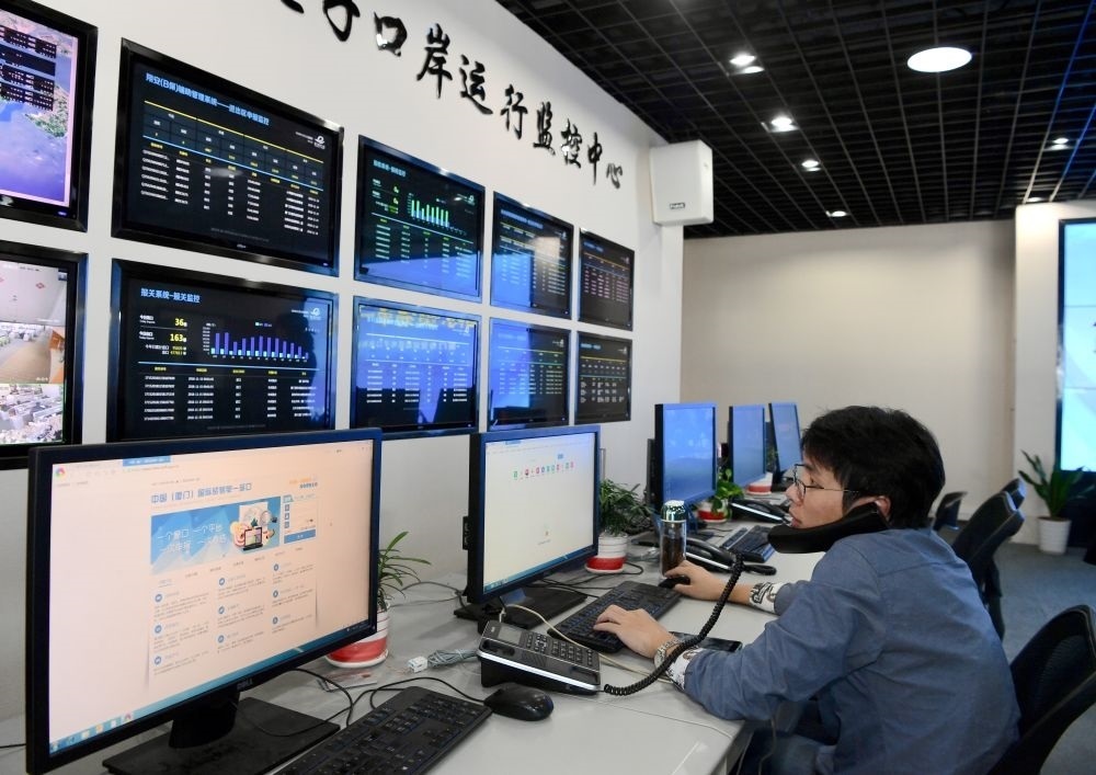 在中國(guó)（福建）自由貿(mào)易試驗(yàn)區(qū)廈門(mén)片區(qū)，國(guó)際貿(mào)易“單一窗口”工作人員在網(wǎng)上受理業(yè)務(wù)（2018年11月15日攝）?！皢我淮翱凇笔顷P(guān)檢等口岸部門(mén)、地方政府相關(guān)部門(mén)、金融機(jī)構(gòu)等共同參與的口岸管理共享平臺(tái)。貿(mào)易商能夠通過(guò)一個(gè)入口提交貨物進(jìn)出口或轉(zhuǎn)運(yùn)所需要的單證或電子數(shù)據(jù)，實(shí)現(xiàn)“一個(gè)平臺(tái)、一點(diǎn)接入、一次申報(bào)、一次辦結(jié)”。