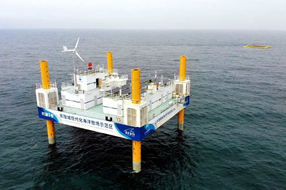 這是應(yīng)用5G技術(shù)的山東長(zhǎng)島綜合試驗(yàn)區(qū)南隍城國(guó)家級(jí)海洋牧場(chǎng)示范區(qū)海上平臺(tái)（2020年8月8日攝，無(wú)人機(jī)照片）。中國(guó)（山東）自由貿(mào)易試驗(yàn)區(qū)設(shè)立以來(lái)，一系列大膽試、大膽闖、自主改的政策逐步落實(shí)，制度創(chuàng)新打通堵點(diǎn)、釋放活力，成為深化對(duì)外開(kāi)放、發(fā)展海洋經(jīng)濟(jì)的重要抓手。