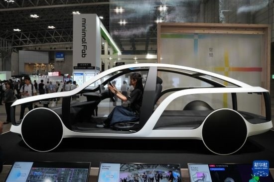 這是10月17日在日本千葉縣舉行的日本高新技術(shù)博覽會上拍攝的，索尼公司展示的概念車模型。新華社記者 錢錚 攝