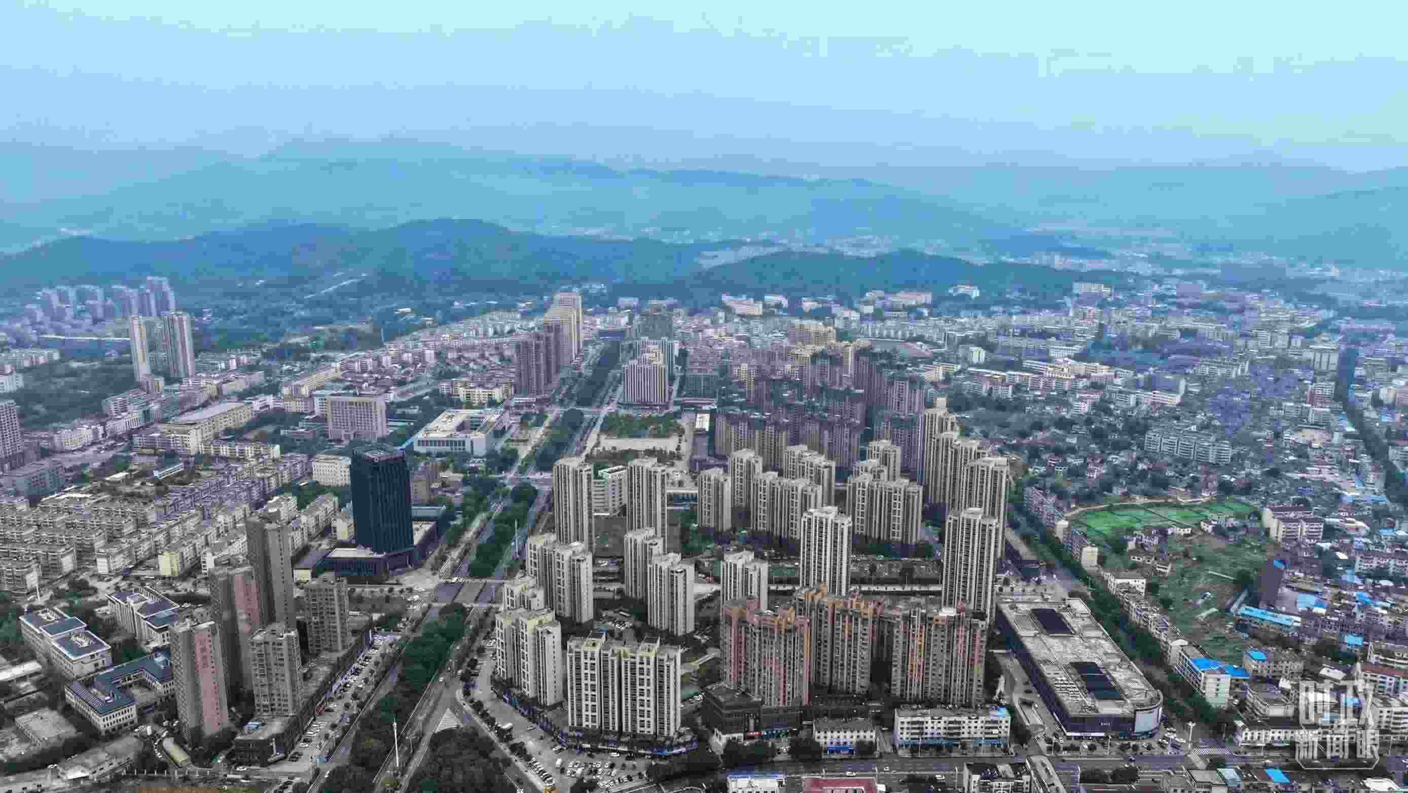 △俯瞰桐城市。（總臺(tái)記者葛啟文拍攝）