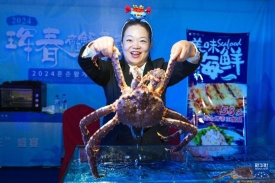 9月19日，在吉林省琿春市，商家在展示售賣的帝王蟹。新華社記者 許暢 攝
