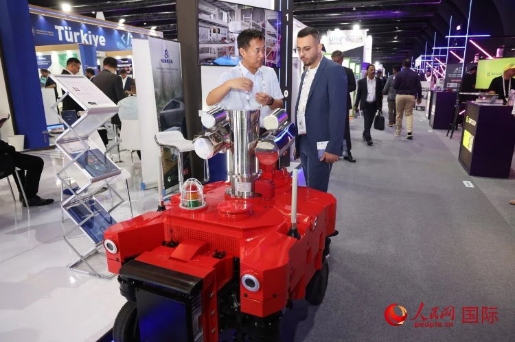 觀眾了解北京眸視科技有限公司研發(fā)的巡檢機(jī)器人。人民網(wǎng)記者 任皓宇攝