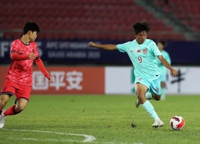 國少隊球員魏祥鑫（右）比賽中傳球。新華社記者 李鋼攝