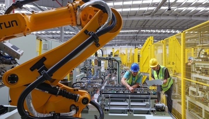 江蘇昆山，智能生產(chǎn)線上人機(jī)協(xié)同作業(yè)