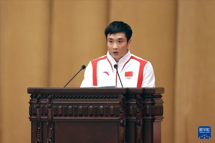 11月15日，跳水運(yùn)動(dòng)員曹緣在報(bào)告會(huì)上發(fā)言。新華社記者 李明 攝