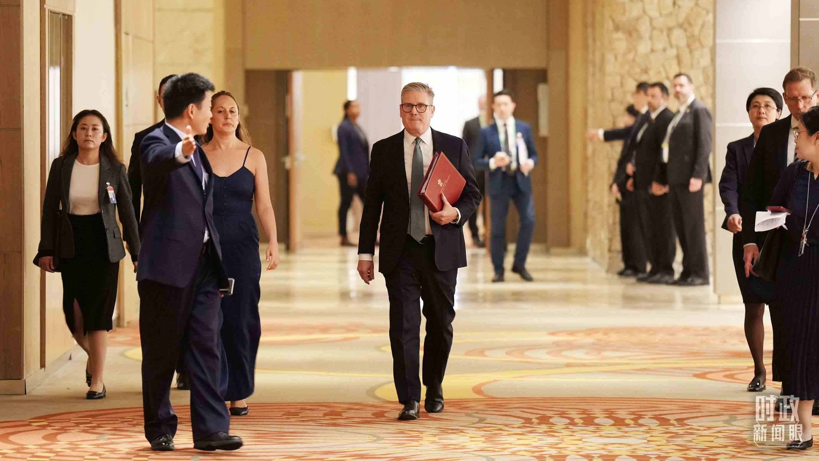 英國(guó)首相斯塔默抵達(dá)會(huì)見(jiàn)現(xiàn)場(chǎng)，這是他首次同習(xí)主席面對(duì)面交流。