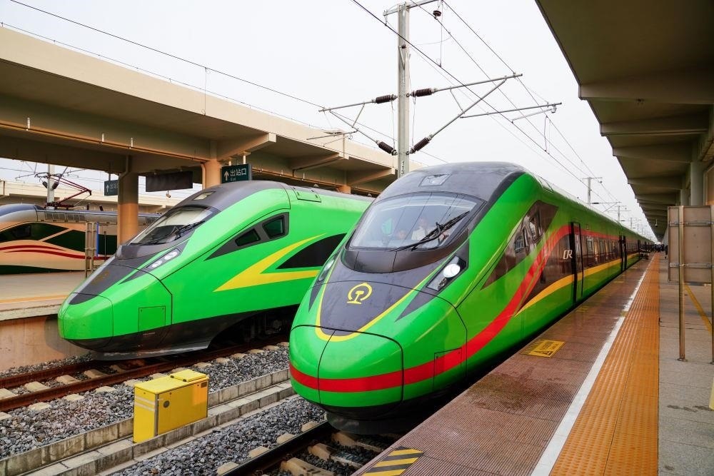 截至2024年7月5日，中老鐵路國際旅客列車?yán)塾嬮_行滿1000列，極大地便利了沿線民眾出行。