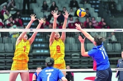 11月27日，山東隊(duì)球員李晨瑄（中）、李美君（左）在比賽中攔網(wǎng)。新華社發(fā)
