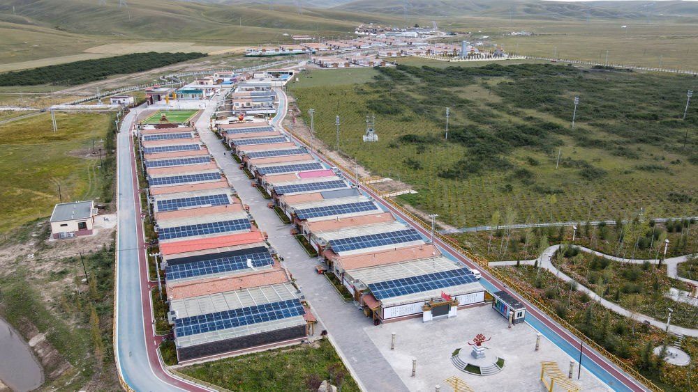 圖為9月24日拍攝的青海省海北藏族自治州剛察縣沙柳河鎮(zhèn)果洛藏貢麻村。（無(wú)人機(jī)照片）（潘彬彬 攝）