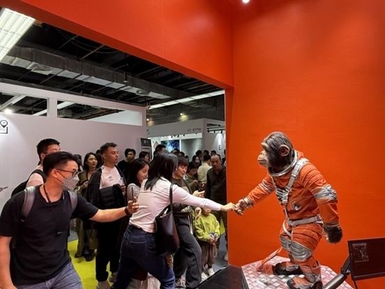本土原創(chuàng)公司JIN ARTS帶領(lǐng)仿生機(jī)器人亮相廣州設(shè)計(jì)周11號館。（受訪者供圖）