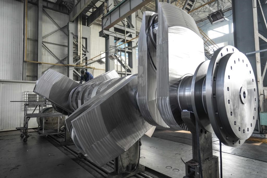 2024年1月11日，工人在大連華銳船用曲軸有限公司加工車間加工產(chǎn)品。新華社記者 潘昱龍 攝