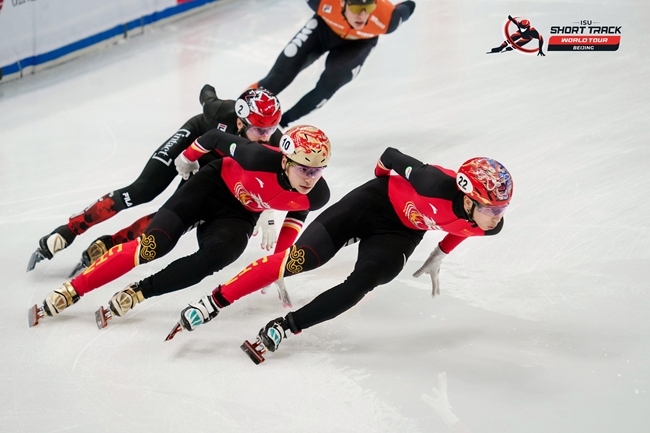 中國(guó)選手孫龍(右一)、劉少昂(右二)在比賽中。賽事組委會(huì)供圖