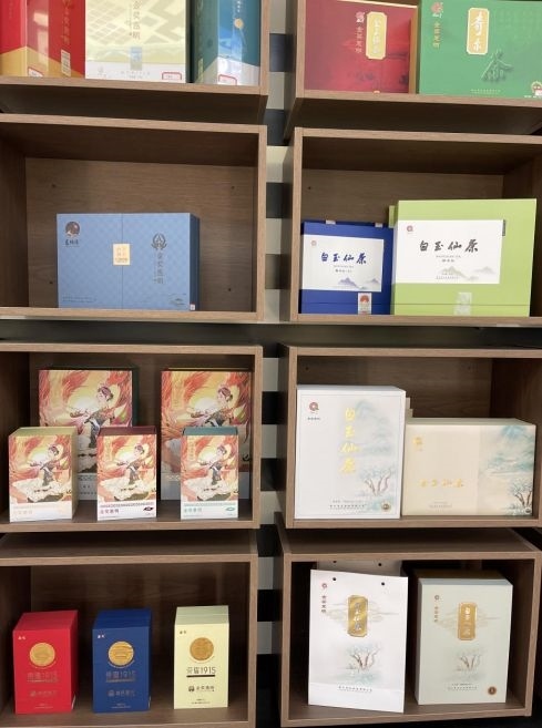 景寧各種茶葉產(chǎn)品。劉軍國(guó)攝