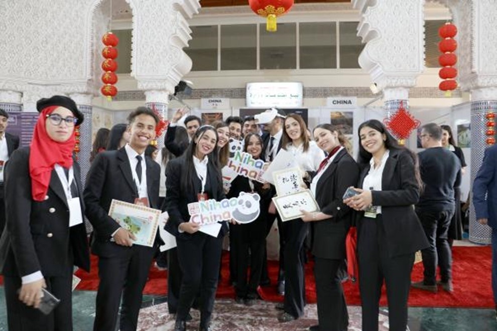 當(dāng)?shù)孛癖娛殖帧澳愫茫≈袊笔峙坪嫌?。拉巴特中國文化中心供圖