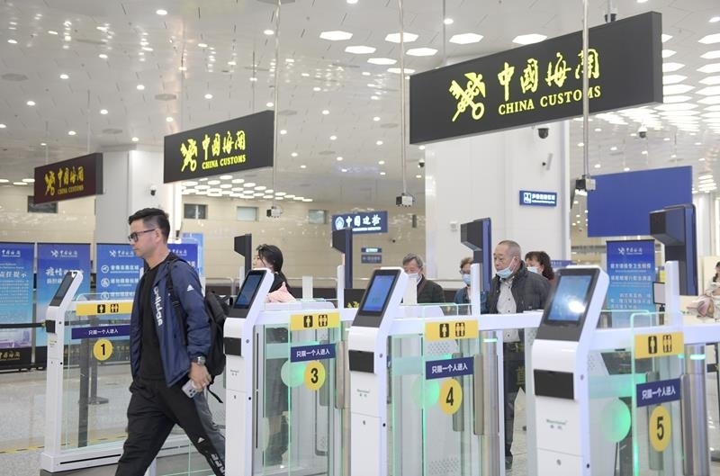 △2024年2月29日，旅客從橫琴口岸過關。