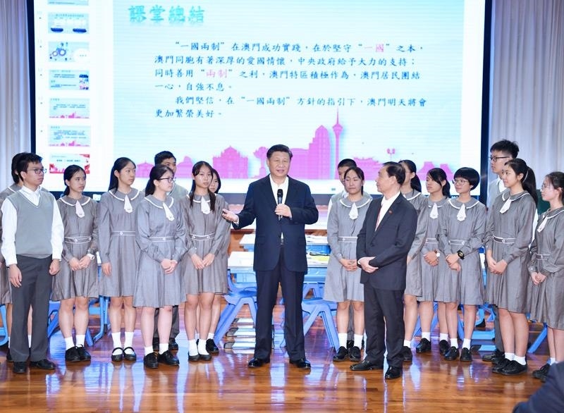 △2019年12月19日，在濠江中學附屬英才學校觀摩以“‘一國兩制’與澳門”為題的中國歷史公開課后，習近平主席走到學生中間即席發(fā)表重要講話。