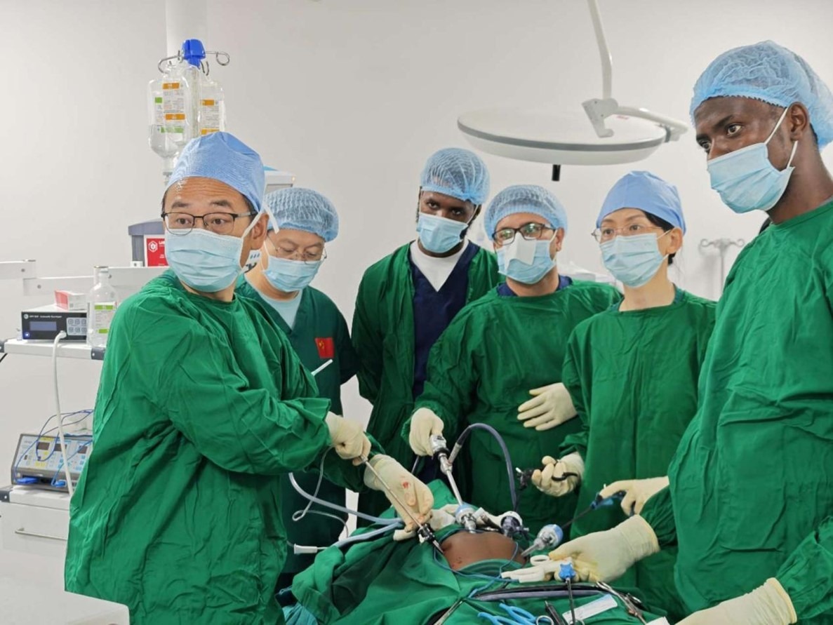 中外醫(yī)師合作進行腹腔鏡手術(shù)。中國援桑醫(yī)療隊供圖