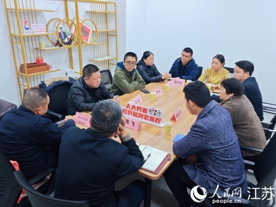 “紅興會(huì)客廳”，一場助企紓困協(xié)調(diào)會(huì)正在進(jìn)行。人民網(wǎng) 徐晨曦?cái)z