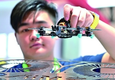 在首屆晉江科技成果轉(zhuǎn)化對接洽談會智能裝備展位，工作人員在展示無人機研究成果。新華社發(fā)