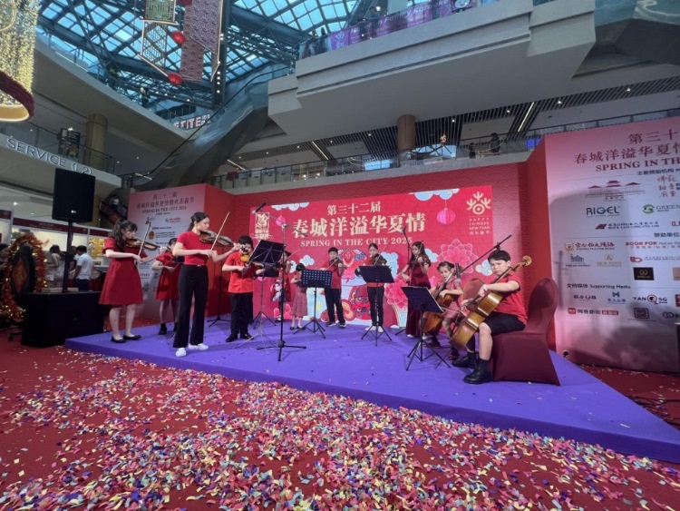 來自中國和新加坡的藝術(shù)團(tuán)體聯(lián)袂表演了歌舞、器樂、武術(shù)、雜技等多種形式的文藝節(jié)目?；顒?dòng)主辦方供圖