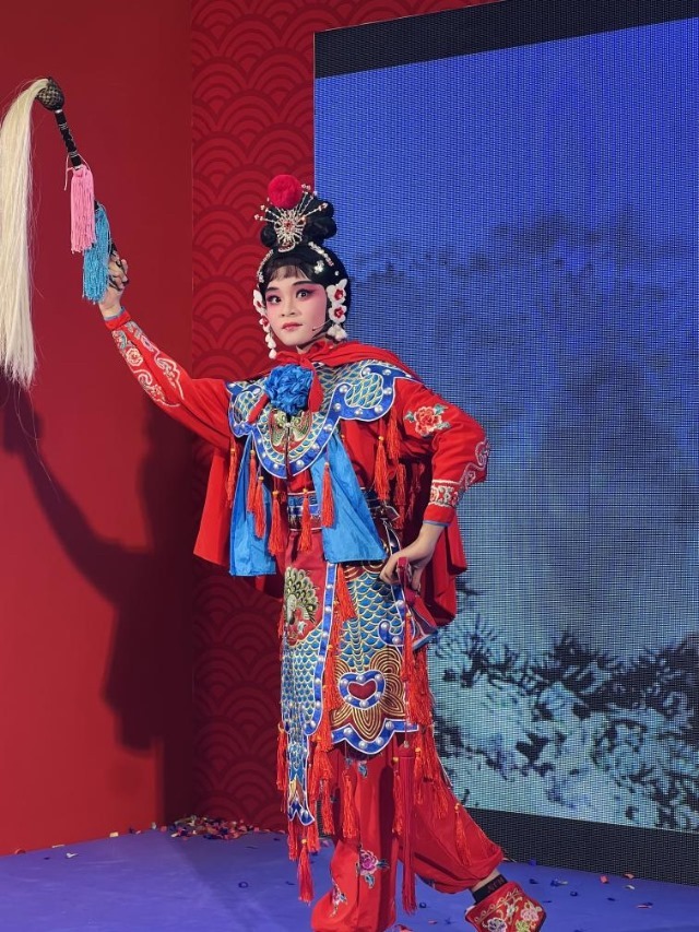 來自中國和新加坡的藝術(shù)團(tuán)體聯(lián)袂表演了歌舞、器樂、武術(shù)、雜技等多種形式的文藝節(jié)目?；顒?dòng)主辦方供圖