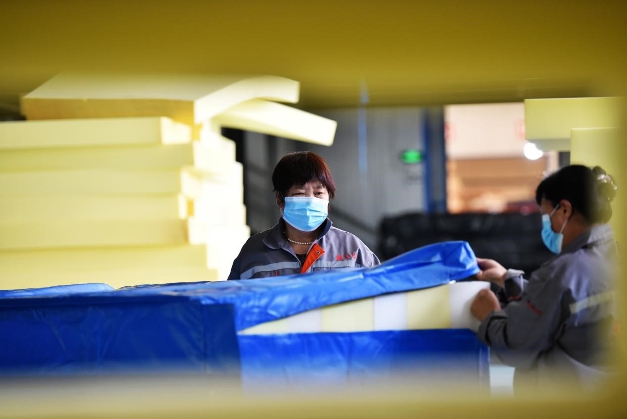 定州市某公司生產(chǎn)的短道速滑防護(hù)墊、速度滑冰防護(hù)墊、雪上防護(hù)墊等產(chǎn)品。白永民攝