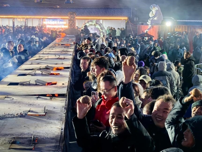 烏蘭哈達火山腳下“千人烤土豆”。人民網(wǎng)記者 苗陽攝