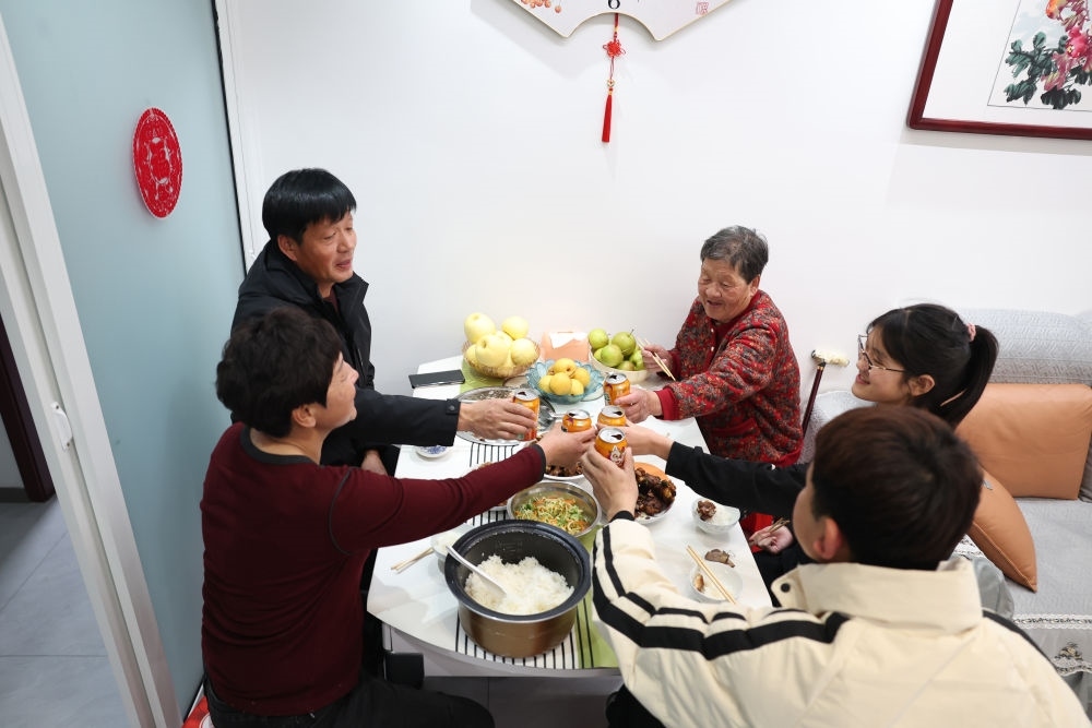 2025年1月22日，遼寧省葫蘆島市綏中縣祝家溝村村民朱西存一家在新房里。新華社記者姚劍鋒 攝