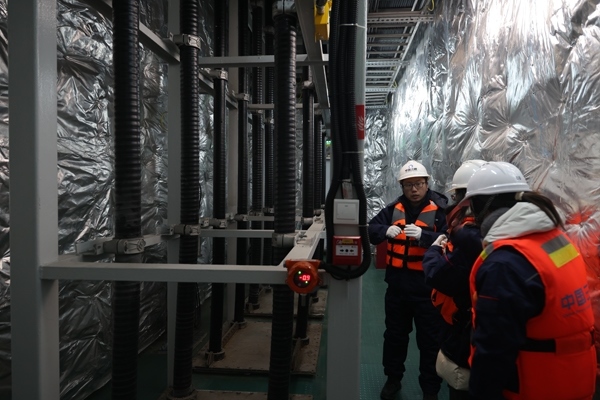 運(yùn)維人員在風(fēng)電場(chǎng)海上升壓站上進(jìn)行巡視檢查。受訪者供圖