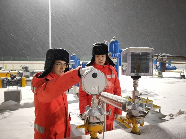 黑河作業(yè)區(qū)員工夜間對(duì)天然氣管道進(jìn)行巡檢。受訪者供圖