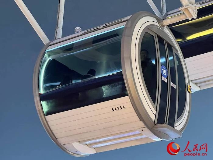 安裝了四要素微型氣象站的摩天輪轎廂。人民網 高清揚攝