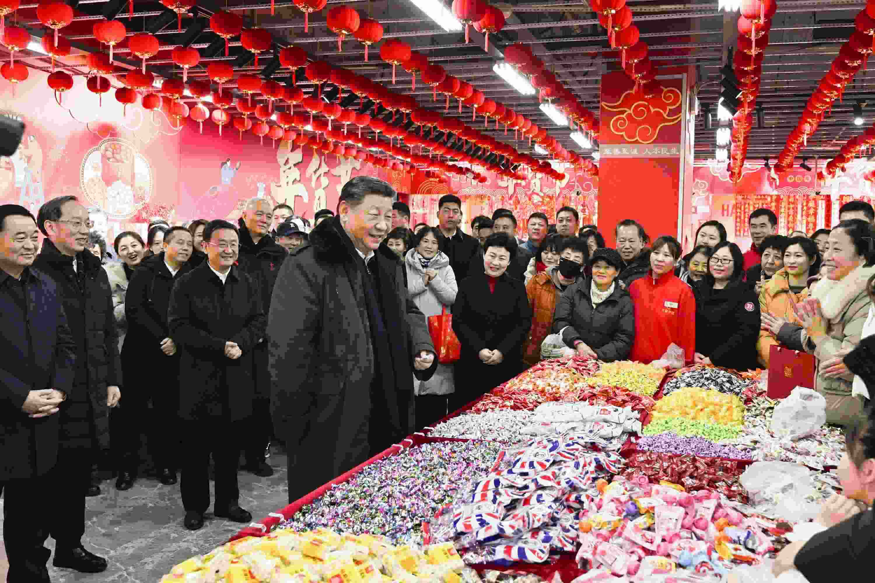 2025年1月23日，習近平總書記在遼寧沈陽大東副食品商場考察時，同店主和顧客親切交流，向大家致以新春祝福。