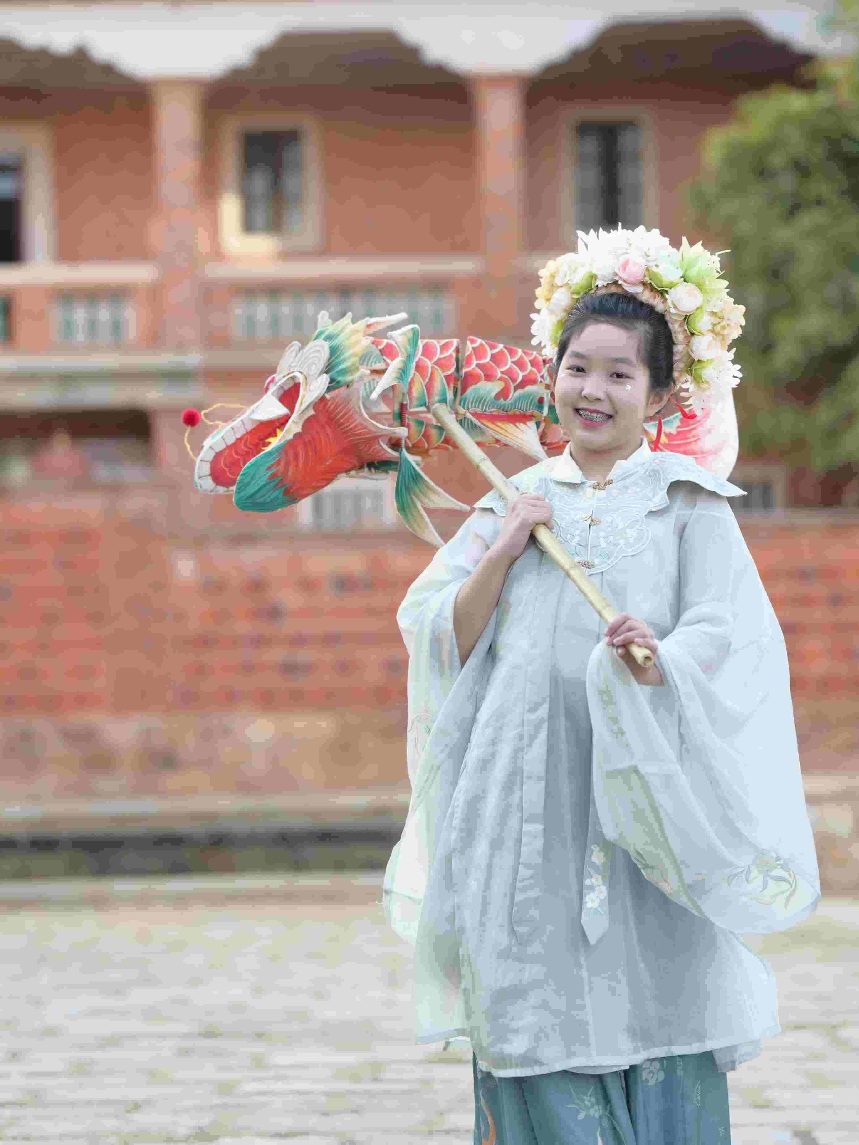 在泉州，沈女士為女兒拍下頭戴簪花的照片。受訪者供圖