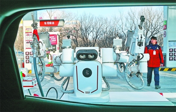 智能加油機器人在加能站工作。受訪者供圖
