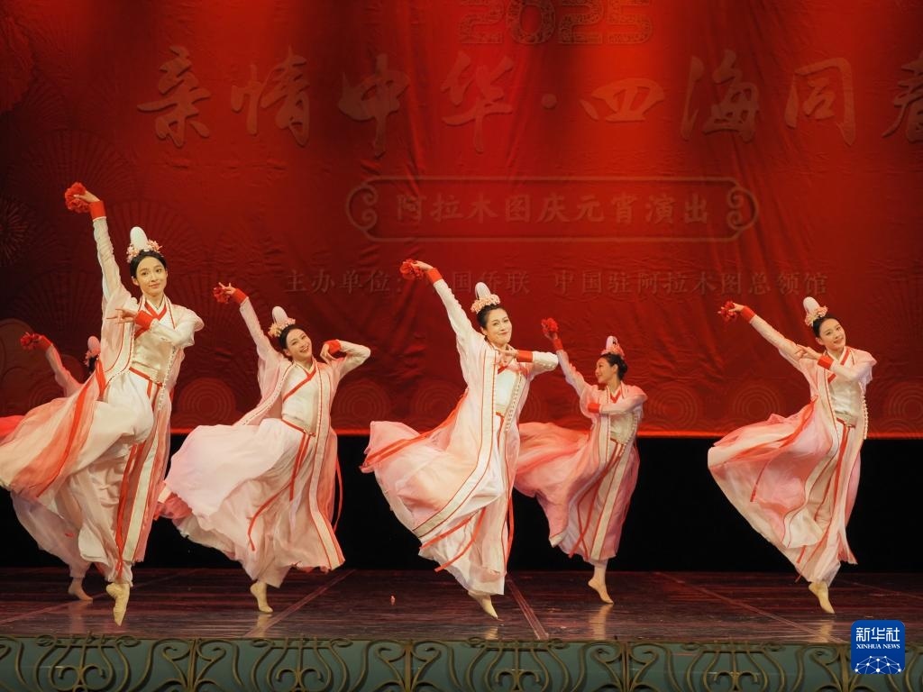 2月11日，在哈薩克斯坦阿拉木圖的阿拜國家歌劇和芭蕾舞劇院，中國演員表演舞蹈《元日霓裳》。新華社記者 趙宇 攝