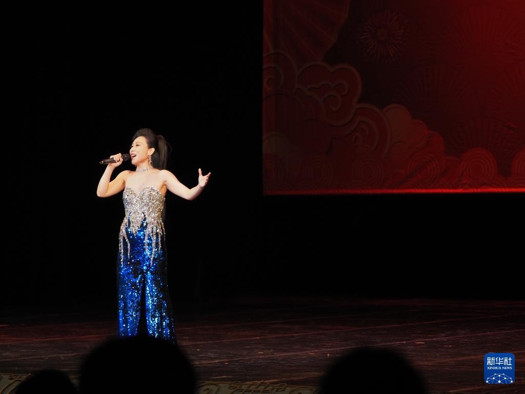 2月11日，歌手在哈薩克斯坦阿拉木圖的阿拜國家歌劇和芭蕾舞劇院演唱歌曲。新華社記者 趙宇 攝