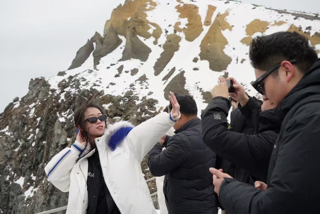 長白山天池旁游客拍照留念。人民網 皇甫萬里攝