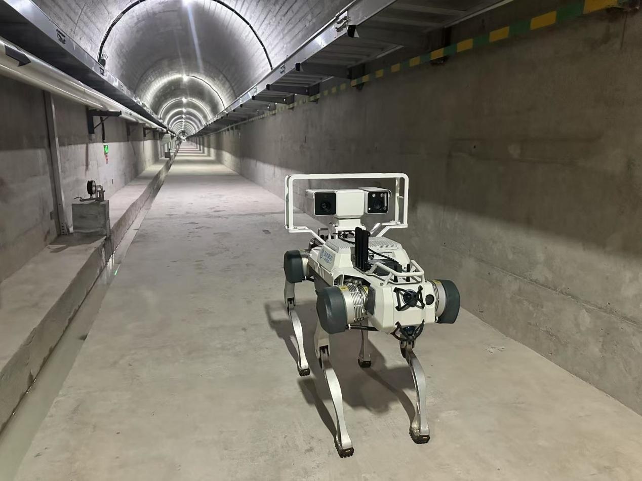 機器人正在對大壩廊道進行巡檢，重點監(jiān)測裂縫，滲水點，積水等。水利部供圖