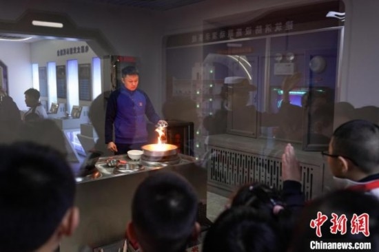 圖為學(xué)生們參觀道里區(qū)消防救援大隊(duì)消防科普體驗(yàn)館內(nèi)火場(chǎng)真實(shí)體驗(yàn)演示區(qū)。中新社記者 趙宇航 攝