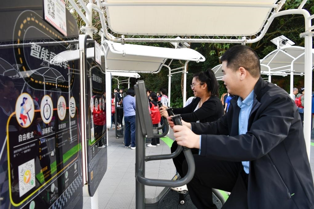 2024年1月20日，市民在蓮花山公園西區(qū)室外智能健身房參加競(jìng)賽活動(dòng)。當(dāng)日，深圳市室外智能健身競(jìng)賽活動(dòng)舉行。新華社記者 梁旭 攝