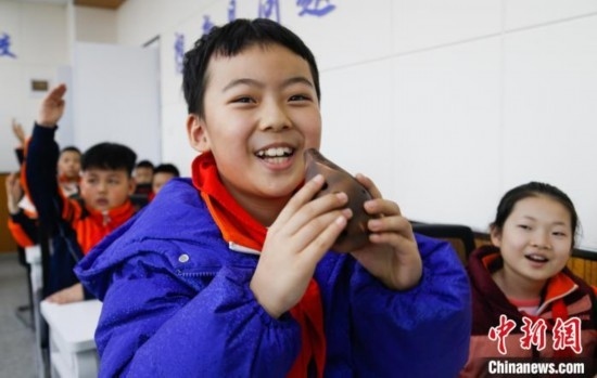 圖為學(xué)生在“國(guó)寶音樂(lè)會(huì)”社教課中體驗(yàn)吹陶塤。中新社記者 馬銘言 攝