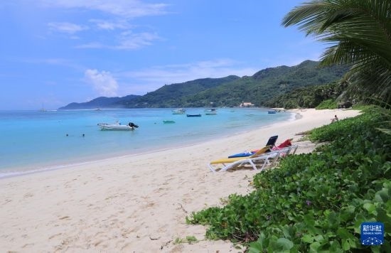 3月19日，游客在塞舌爾馬埃島海邊休閑。新華社記者 董江輝 攝
