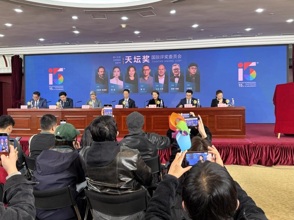 發(fā)布會(huì)現(xiàn)場(chǎng)公布本屆天壇獎(jiǎng)國(guó)際評(píng)委會(huì)陣容。人民網(wǎng)記者 劉微攝