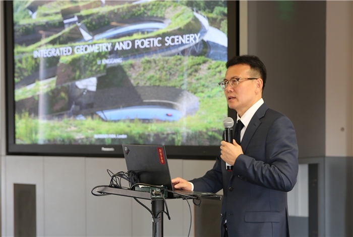 李興鋼院士做題為《勝景幾何》的主旨報(bào)告。活動主辦方供圖